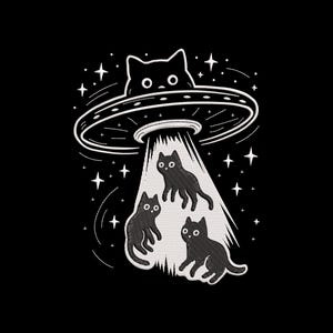 Może przedstawiać: Czarny projekt graficzny przedstawiający UFO z kotem wyglądającym na zewnątrz i trzema czarnymi kotami wciąganymi do góry. Białe gwiazdy i biała wiązka światła na czarnym tle. Zabawny, fantazyjny design.