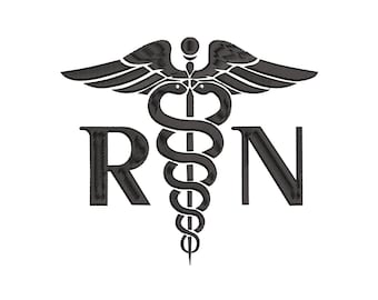 Puede incluir: Símbolo de enfermera registrada (RN) en blanco y negro. El diseño presenta la vara de Asclepio, un bastón con una serpiente enroscada, coronado por alas. Las letras "RN" se muestran debajo.