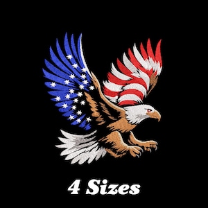 以下が含まれることがあります： アメリカのハクトウワシの刺繍デザイン。翼を広げ、アメリカ国旗の色を使用。ワシは茶色、白、赤で、片方の翼には青と白の星が描かれています。「4 Sizes」の文字が黒い背景の下にあります。