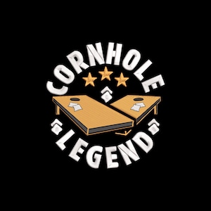 Puede incluir: Diseño bordado sobre fondo negro con las palabras "CORNHOLE LEGEND" en blanco, arqueadas alrededor de dos tableros de cornhole. Los tableros son de color canela con un agujero y unas pocas bolsas de frijoles blancas. Encima de los tableros hay tres estrellas doradas.