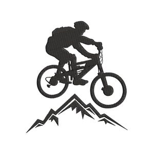 Könnte beinhalten: Schwarze Silhouette eines Mountainbikers auf einem Mountainbike, der über eine Bergkette springt. Der Biker trägt Helm und Rucksack. Einfaches, grafisches Design.