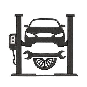 Może przedstawiać: Czarny haftowany wzór samochodu na podnośniku, z kluczem i kołem. Obraz przedstawia warsztat samochodowy lub motyw serwisu samochodowego. Projekt obejmuje sylwetkę samochodu, klucz i koło, wszystko w kolorze czarnym.