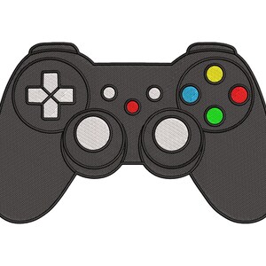 Könnte beinhalten: Ein schwarzer, gestickter Aufnäher in Form eines Gamecontrollers mit weißem Steuerkreuz, zwei weißen runden Joysticks und vier Aktionstasten in Gelb, Blau, Rot und Grün. Das Design enthält zwei kleine weiße Kreise und einen kleinen roten Kreis.