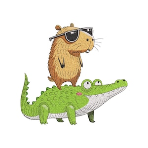Op de afbeelding: Een geborduurde patch met een bruine capibara die een zwarte zonnebril draagt en op de rug van een felgroene krokodil staat. De krokodil heeft een witte buik, zichtbare tanden en een geschubde rug met een lange, puntige staart.
