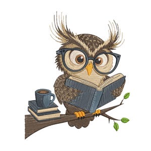 Peut inclure: Image brodée d'un hibou brun portant des lunettes, perché sur une branche, lisant un livre. Une pile de livres et une tasse de café bleue sont à proximité. Le hibou a des plumes détaillées sur fond blanc.