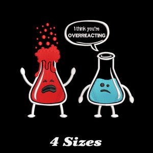 Puede incluir: Diseño bordado sobre fondo negro con dos vasos de dibujos animados con brazos y piernas. Uno es rojo y parece estar reaccionando, mientras que el otro, lleno de líquido azul, tiene un bocadillo que dice: "I think you're OVERREACTING". El texto "4 Sizes" está debajo.