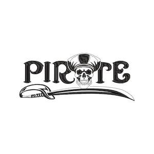 Op de afbeelding: Zwart-wit piratenthema-afbeelding. Het woord "PIRATE" wordt weergegeven in een vet, gestileerd lettertype. Een schedel met een piratenhoed is gecentreerd boven een gebogen zwaard.