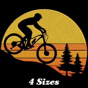 Puede incluir: Silueta de una persona montando una bicicleta de montaña frente a una puesta de sol con un diseño retro. La imagen incluye dos pinos y el texto "4 tamaños".