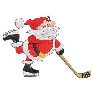 Peut inclure: Image brodée du Père Noël jouant au hockey. Il porte un costume rouge avec des bordures blanches, des patins noirs et une crosse de hockey. L'image est sur fond blanc.