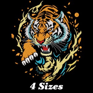 Peut inclure: Broderie représentant un tigre aux rayures orange et noires, rugissant la gueule ouverte, entouré de flammes jaunes et bleues. Le motif est sur fond noir et comprend le texte "4 tailles".