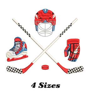 Op de afbeelding: Illustratie van hockeyuitrusting, inclusief een rood-blauwe helm, gekruiste hockeysticks, een schaats, een handschoen en een puck. De tekst "4 Sizes" staat onderaan.