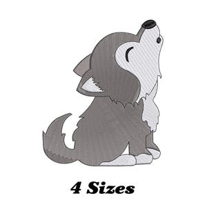 Puede incluir: Diseño bordado de un lobo de dibujos animados aullando hacia arriba. El lobo es principalmente gris con detalles blancos y negros. El texto "4 Sizes" se muestra debajo de la imagen, indicando los tamaños disponibles.