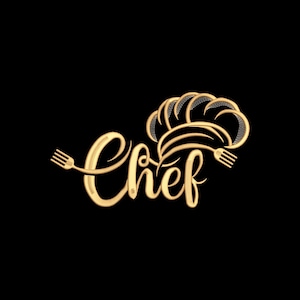 Puede incluir: Logotipo dorado de "Chef" sobre fondo negro. La palabra "Chef" está escrita en una fuente de escritura estilizada, con un gorro de chef encima. Dos tenedores están incorporados en el diseño, uno a cada lado de la palabra.