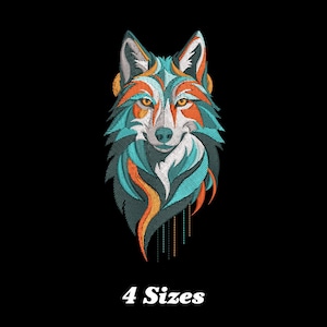 Puede incluir: Diseño bordado de cabeza de lobo en verde azulado, naranja y blanco sobre fondo negro. La cara del lobo está detallada con patrones geométricos. El texto "4 Tamaños" se muestra debajo.