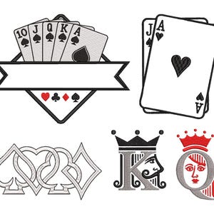 Puede incluir: Diseños de naipes en blanco y negro. La imagen incluye una mano de cartas, dos ases e ilustraciones estilizadas de un rey y una reina. También hay una pancarta con símbolos de palos.
