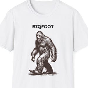 Bigfoot menT-Shirt, Fun Graphic Tee, Perfect Gift for Nature Lovers, Casual Wear, Adventure Outing, Halloween Celebration