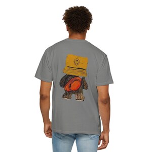 Maglietta grafica con orso sorridente - Design simpatico con orso rivolto verso l'indietro, maglietta unisex giocosa, maglietta casual divertente, regalo per gli amanti degli animali e dei cartoni animati