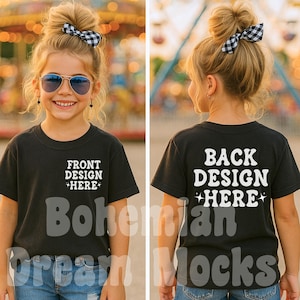 以下が含まれることがあります： 前面に「FRONT DESIGN +HERE」、背面に「BACK DESIGN +HERE」と書かれた黒いTシャツ。青いデニムショーツと合わせています。画像はTシャツの前面と背面を示しています。