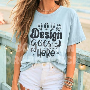 Comfort Colors 1717 Chambray Mockup |  Chambray Shirt Mockup | Hellblaues Shirt Mockups | Boho Sommer Trendy Strand Sonnenuntergang Mockups