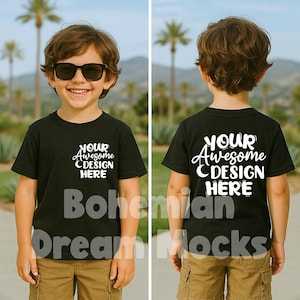 Könnte beinhalten: Ein schwarzes T-Shirt-Mockup für Kinder mit dem Text "YOUR AWESOME DESIGN HERE" in Weiß. Das Shirt wird von einem Kind getragen, das im Freien steht.