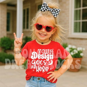 Bella Canvas 3001T レッドTシャツ モックアップ | トレンディな幼児用女の子用レッドシャツ モックアップ | ボヘミアンサマーの愛らしい幼児用モックアップ