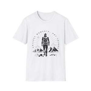 冒険にインスパイアされたユニセックスTシャツ | 物ではなく瞬間を集めよう | 旅行、ハイキング、自然愛好家へのギフト、カジュアルウェア、アウトドアアクティビティ