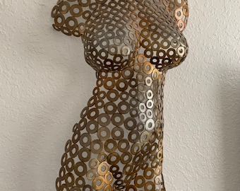 Scultura da parete in metallo fatta a mano raffigurante un torso femminile - Finitura color terra
