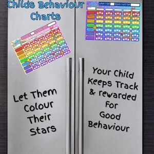 Könnte beinhalten: Ein Kühlschrank mit Verhaltenstabellen und Text. Die Tabellen sind farbenfroh, mit Platz für Sterne. Auf der Kühlschranktür steht "Childs Behaviour Charts", "Let Them Colour Their Stars" und "Your Child Keeps Track & rewarded For Good Behaviour."