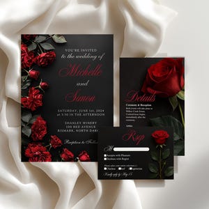 Könnte beinhalten: Hochzeitseinladungs-Set mit schwarzem Hintergrund, roten Rosen und Text. Die Einladung enthält Details für die Hochzeit von Michelle und Simon am 1. Juni 2024 in der Shanley Winery.