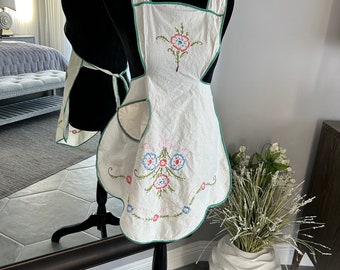 Full Apron With Floral Embroidery One Small Pocket