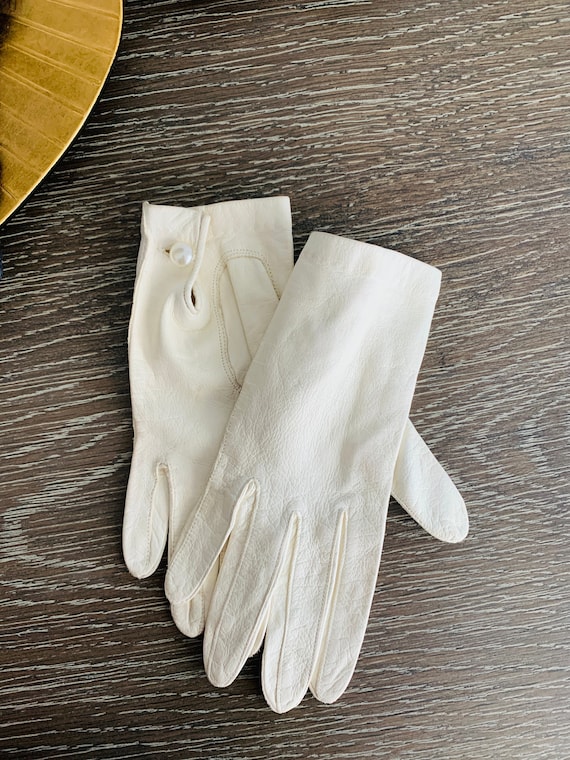 Ladies White Leather Gloves Grandoe With Faux Pea… - image 1