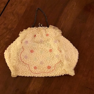 Monedero formal con diseño geométrico de cuentas blancas y pastel de Charlet