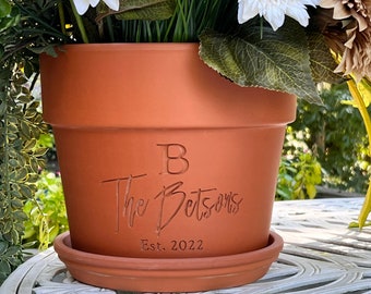 Maceta de terracota tallada personalizada grabada / Apellido grabado / Ceremonia de plantación de árboles / Regalo de casa nueva / Regalo de boda / Inauguración de la casa