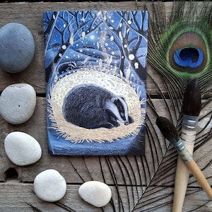 Carte de voeux Solstice Dreamer par Hannah Willow. Avec un blaireau dans son nid doré