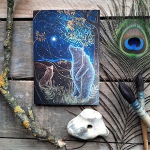 La carte de voeux Great Bear II par Hannah Willow. Avec un ours et un loup qui observent les étoiles.
