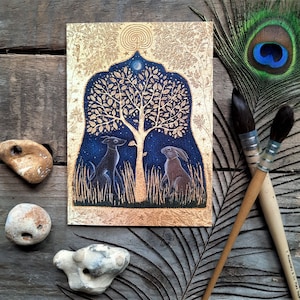 Wenskaart The Two Magicians door Hannah Willow Hare and Dog onder een goudkleurige boom