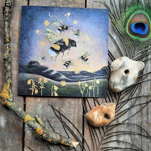 Carte de voeux « Scent of the New Day » par Hannah Willow. Mettant en vedette des abeilles volant dans un ciel matinal doré.