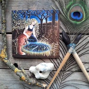 La carte de voeux Moon Pool par Hannah Willow. Avec un renard et une fille au bord d'une piscine dans une clairière.