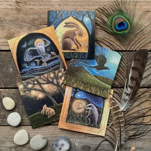 Lot de 5 cartes de vœux La magie de la Terre par Hannah Willow, représentant des lièvres, une chouette, un corbeau et un blaireau
