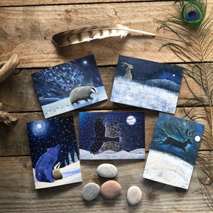 Pacote de cartões de felicitações em um dia de inverno com 5 cartões A6 de Hannah Willow, incluindo urso, texugo, lebre, corvo e veado em uma atmosfera de inverno