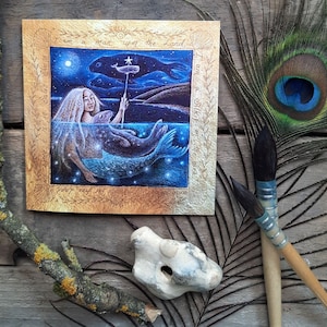 Carte de voeux Selkie par Hannah Willow. Avec une sirène et un phoque dans la mer illuminée par la pleine lune.