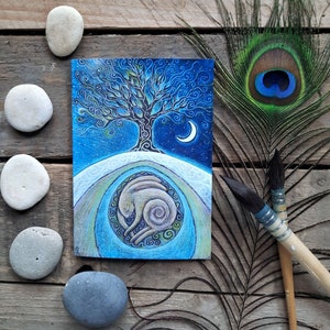 Biglietto d'auguri The Hidden Songs di Hannah Willow. Con una lepre che dorme sotto l'albero del mondo.