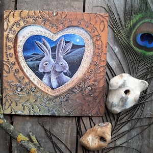 Biglietto di auguri di San Valentino con lepre di Hannah Willow Due lepri in un cuore dorato