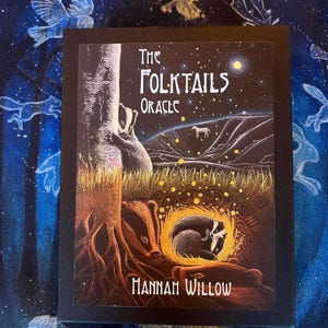 The Folktails Oracle di Hannah Willow. Cofanetto nero in edizione speciale con copertina e tessuto aggiornati.