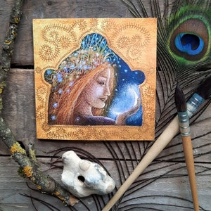 Nature's Crown-wenskaart van Hannah Willow. Met een gekroonde vrouw die de maan vasthoudt.