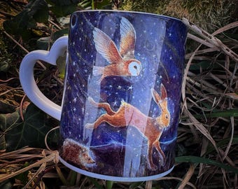 Summoning the Winter koffiemok met hartvormig handvat van Hannah Willow