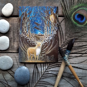 La carte de voeux Way Back par Hannah Willow. Avec un cerf dans une forêt, surveillé par un hibou.