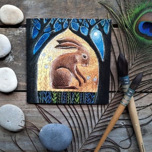Carte de voeux Sacred Glade II par Hannah Willow. Mettant en vedette un lièvre dans une clairière de la forêt dorée.