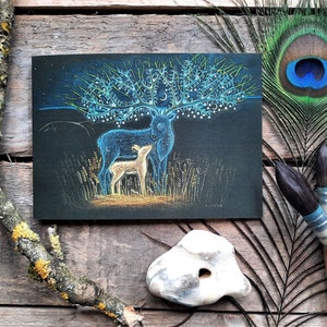 The Ancestor Stag Greetings Card van Hannah Willow. Met een Spirit Stag Met Fawn.