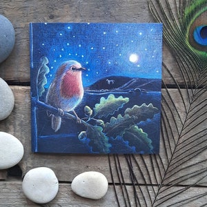 La carte de voeux Lune montante par Hannah Willow. Mettant en vedette un rouge-gorge assis sur une branche de chêne.